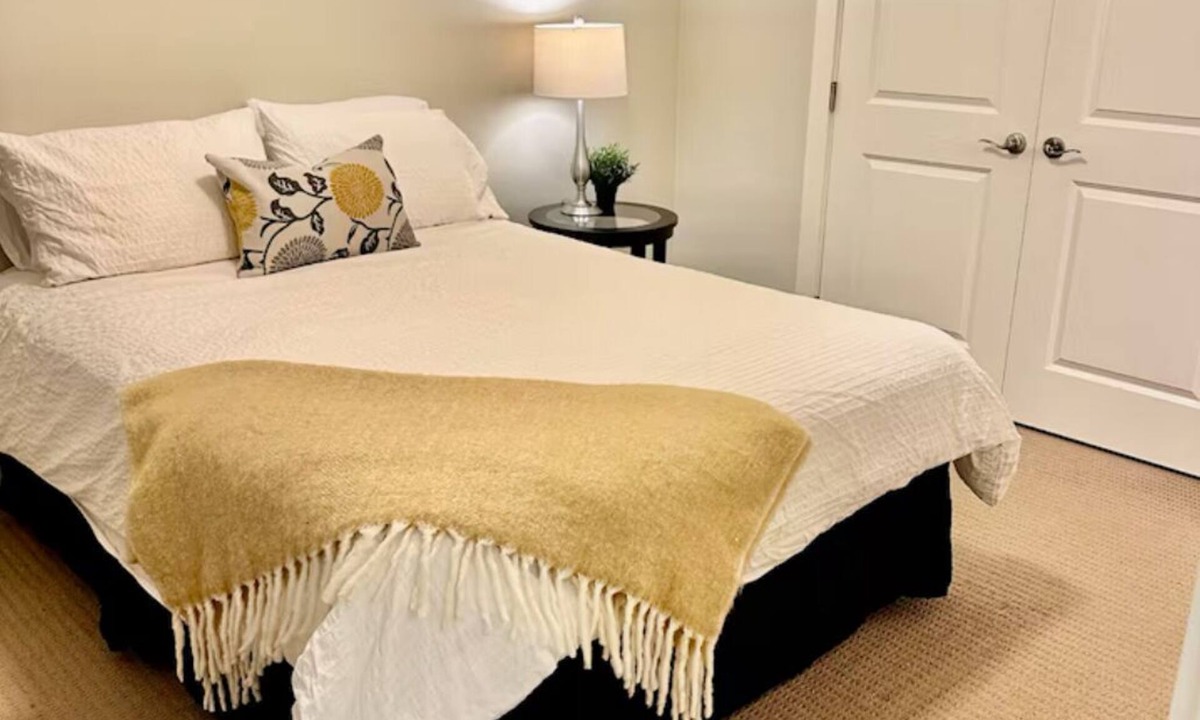Fernwood Apartment | Spacious & Central One Bedroom Apt in Fernwood - 10 min walk to Royal Jubilee!