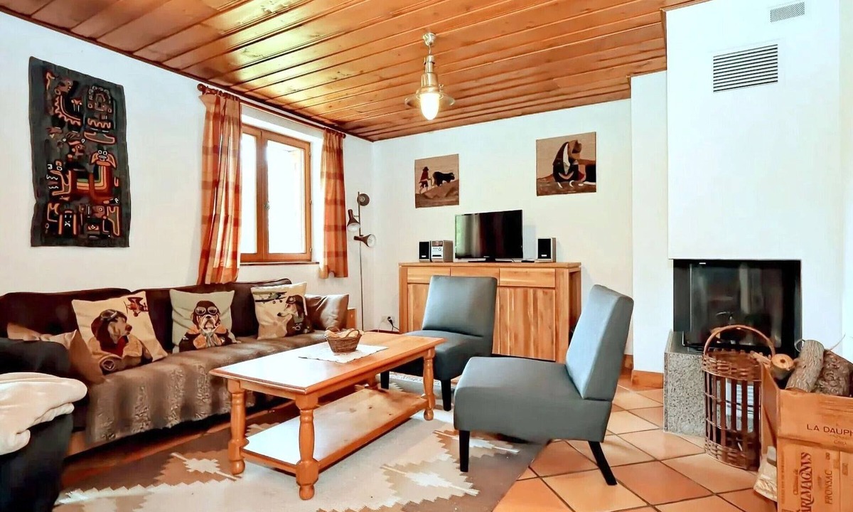 Les Houches Ski Chalet | Spacious chalet for 8 in Les Houches, with parking
