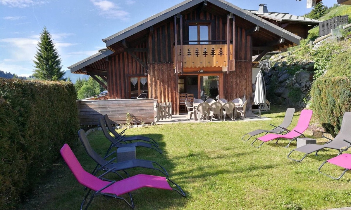 Les Gets Ski Chalet | Spacious chalet in Les Gets with fireplace, WiFi and pets allowed