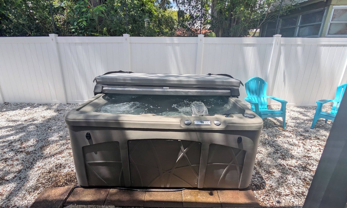 Ozona House | Spacious Coastal Cottage House in Downtown Palm Harbor with Five-Person Hottub.
