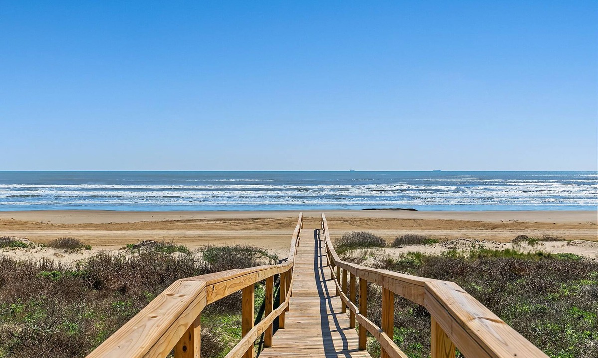 Freeport House | Spacious Coastal Escape + 3 King Ensuites + Bunkroom Ensuite + Beach Gear