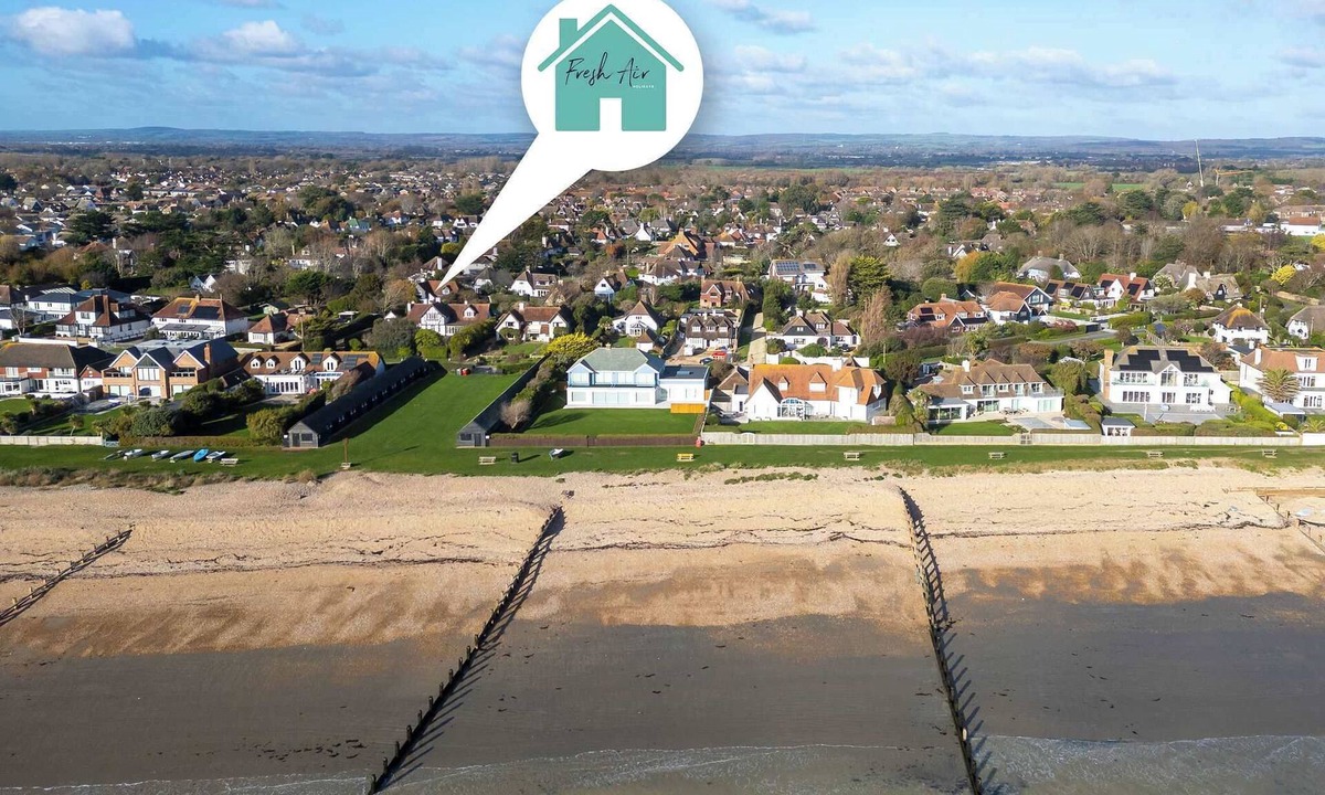 Middleton-on-Sea House | Spacious Coastal Family Home, Sleeps 8