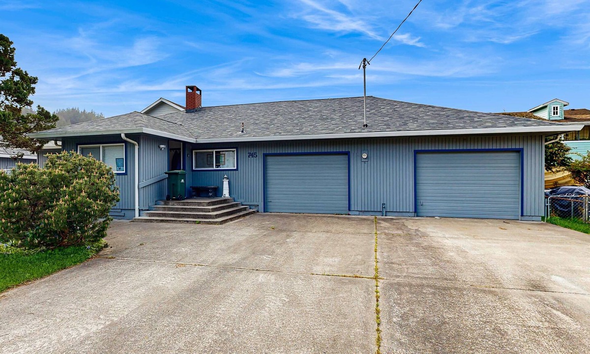 Winchester Bay House | Spacious & comfortable home close to the Harbor, Sand Dunes, beaches, & parks