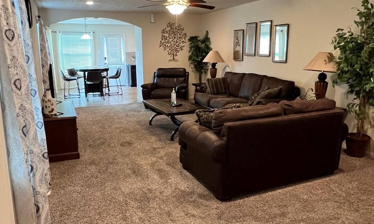 Central Southwest House | Spacious Comfortable Vacation Rental for your Family/Company Stay!