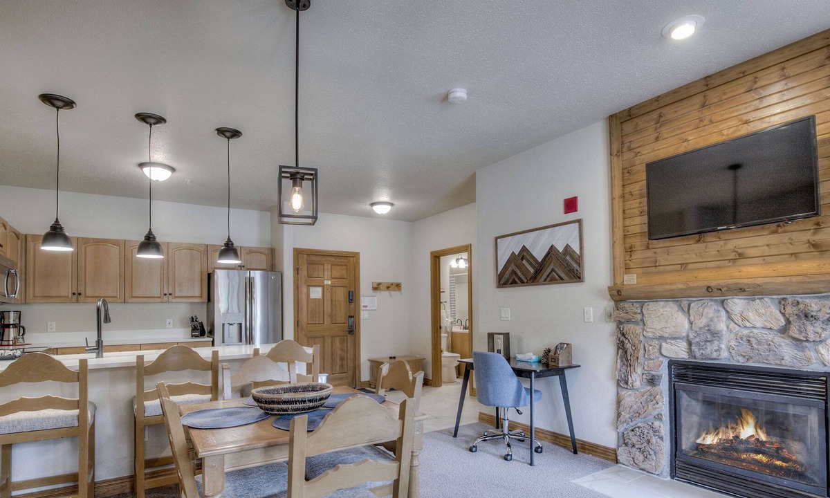 Mountain House Condo | Spacious condo w/ shared hot tubs - Walk to the slopes!