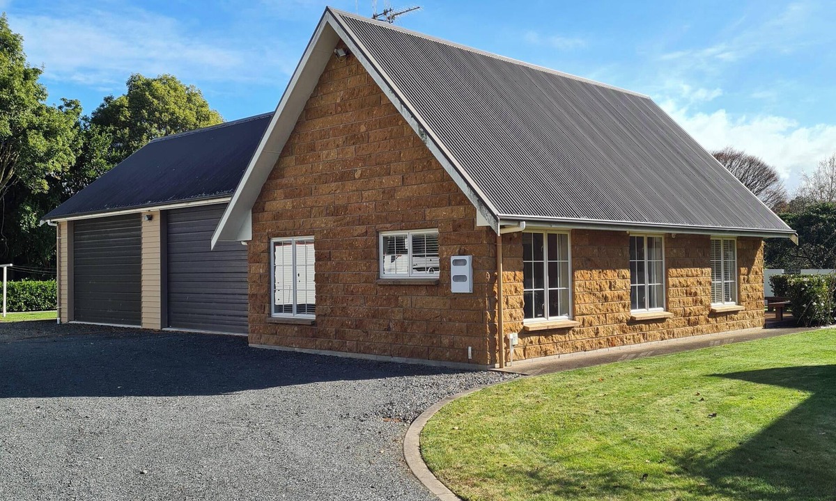 Tamahere Cottage | Spacious Contemporary Retreat