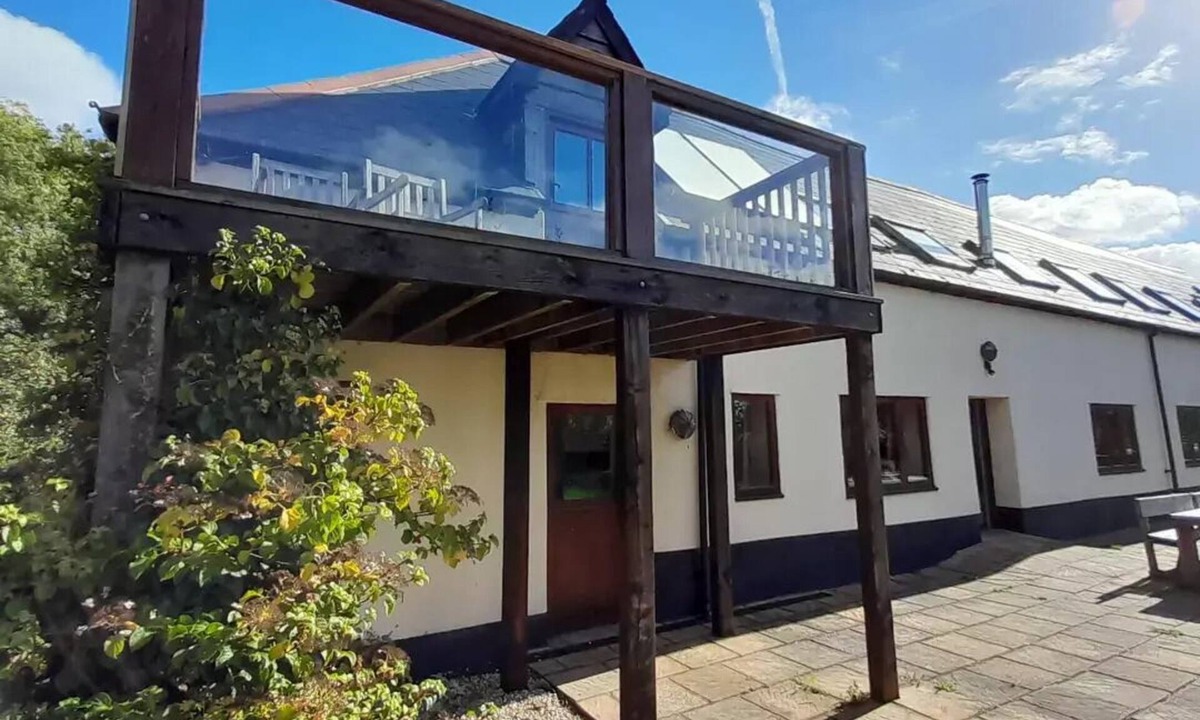 Westcott House | Spacious Converted Barn on a Flower Farm, Devon Countryside, Family Friendly