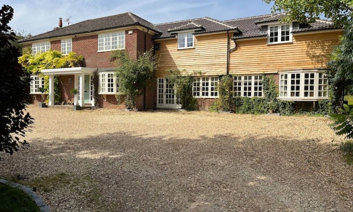 Upton Grey House | Spacious Country House in stunning Hampshire village - sleeps 8