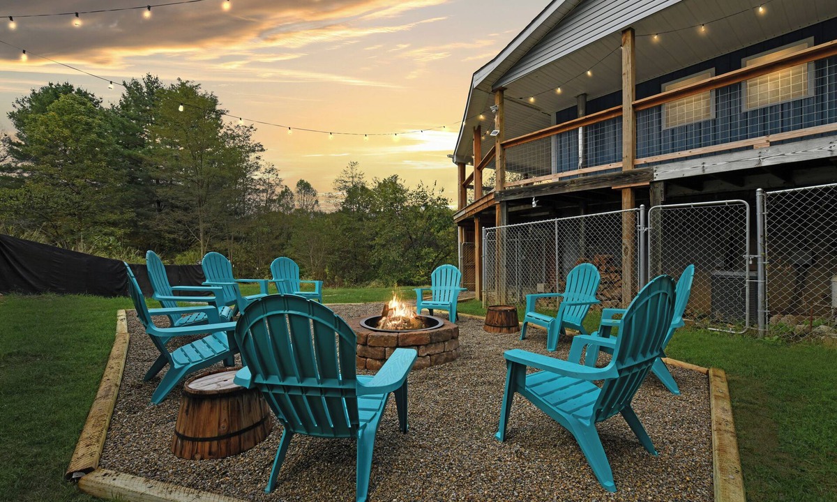 Lancaster House | Spacious Country Setting-Hocking Hills- Hot Tub- Fire Pit- Pool Table No Pet Fee