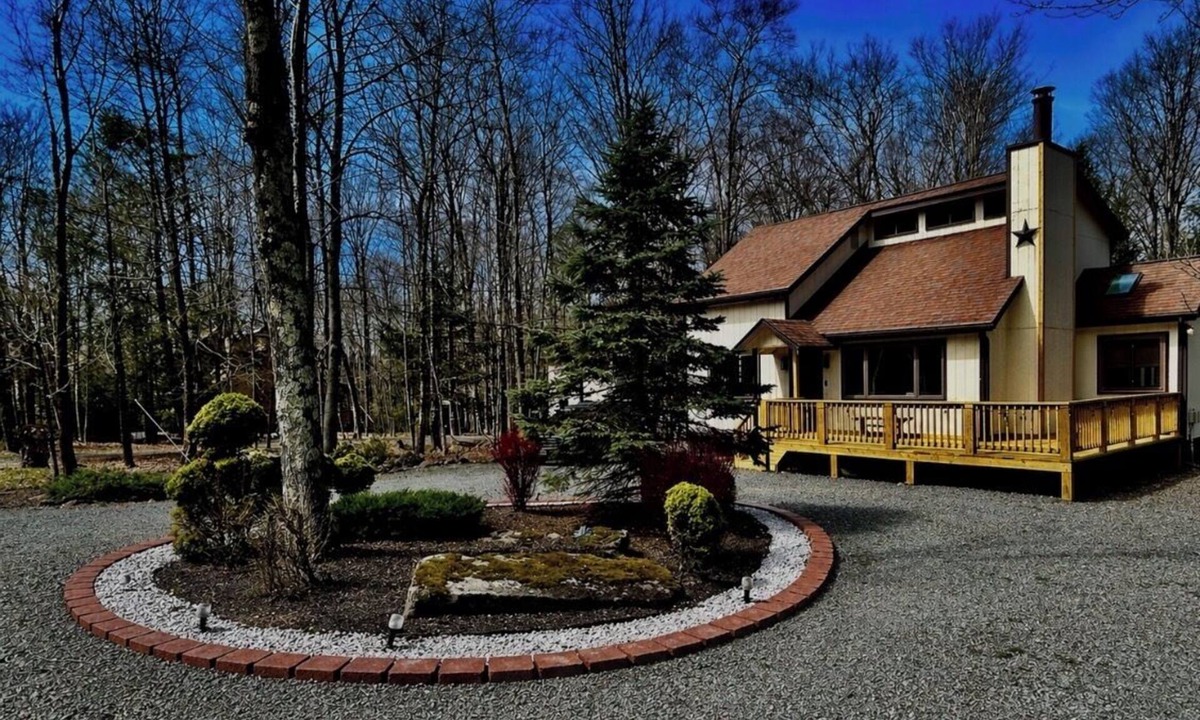 Hamlin House | Spacious cozy, comfy home in The Poconos, private community of The Hideout
