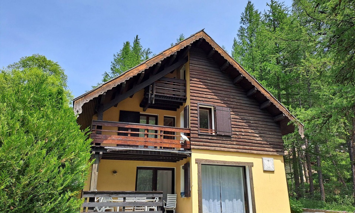 Abries Ski Chalet | Spacious detached chalet 3* sleeps 6 to 11, 5 bedrooms