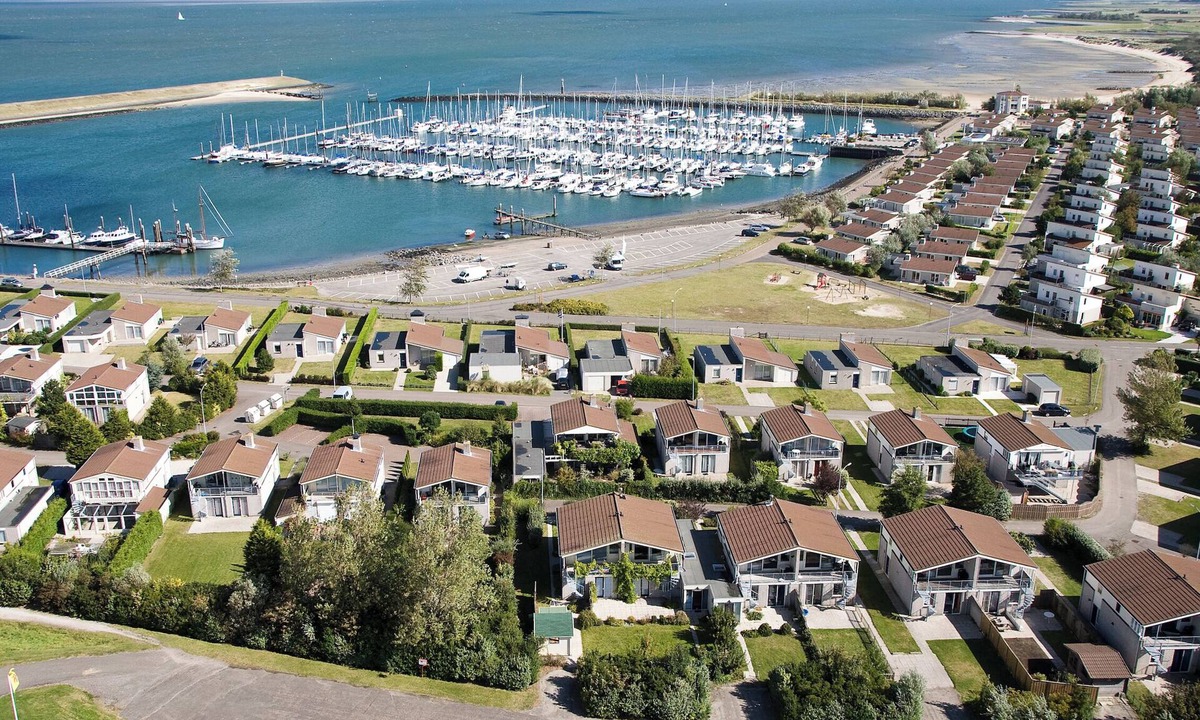 Kamperland House | Spacious detached family beach villa with roof terrace and large garden. Fantastically located on the edge of the Oosterschelde.