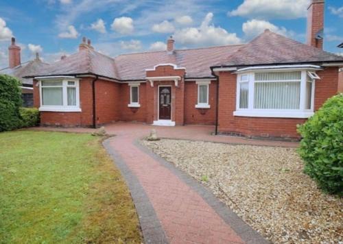 Dinnington House | Spacious Dinnington bungalow