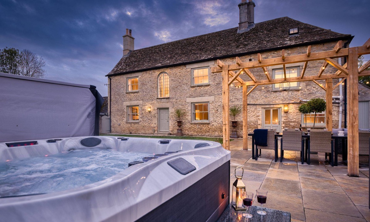 Lechlade Cottage | Spacious dog friendly Cotswold holiday retreat with a hot tub - Green Farm Haven