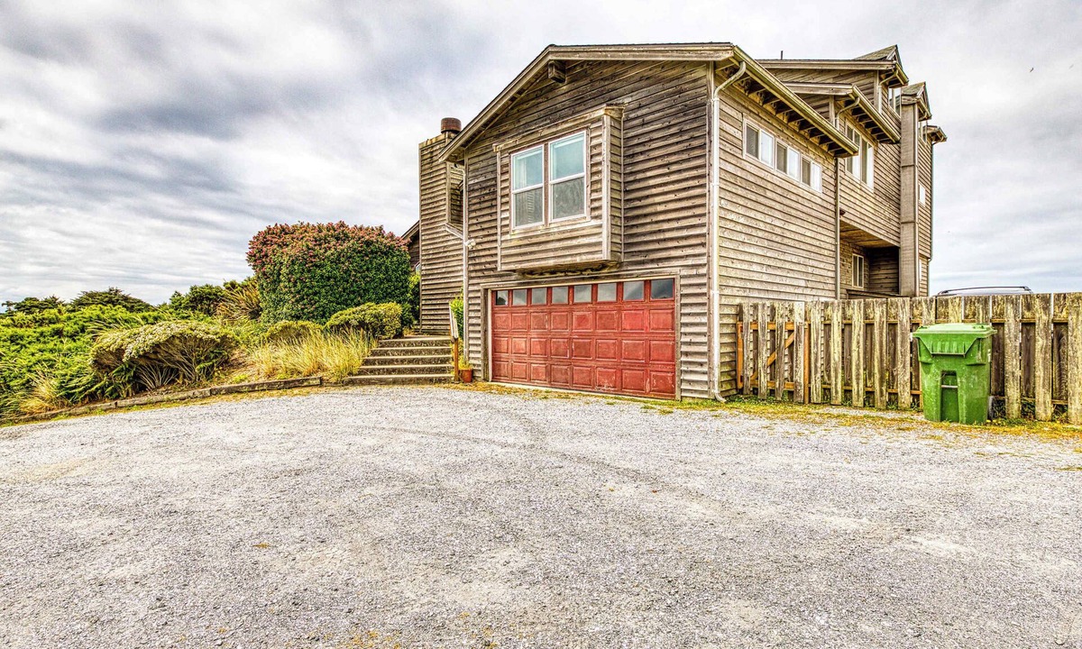 Bandon House | Spacious dog-friendly home w/deck - perfect for family reunions - walk to beach