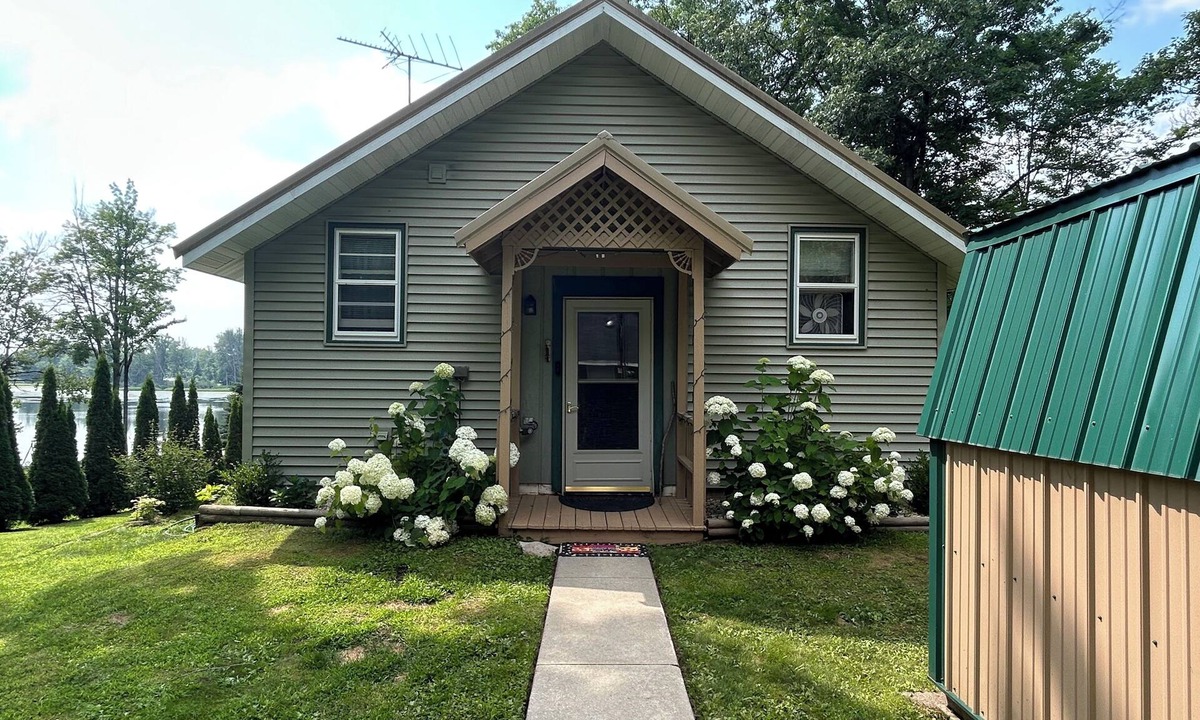 Suring House | Spacious Dog Friendly House in Oconto County