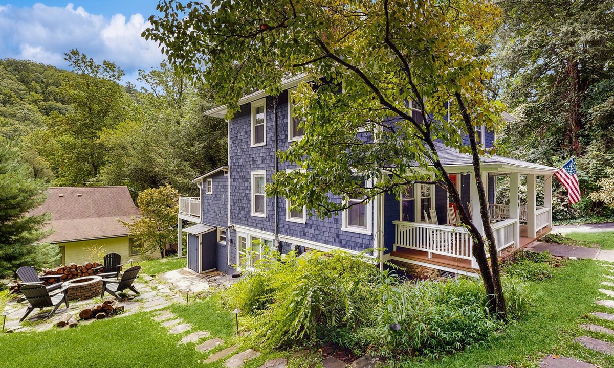Montreat Cottage | Spacious dog-friendly Montreat cottage with firepit, mountain views, & patio