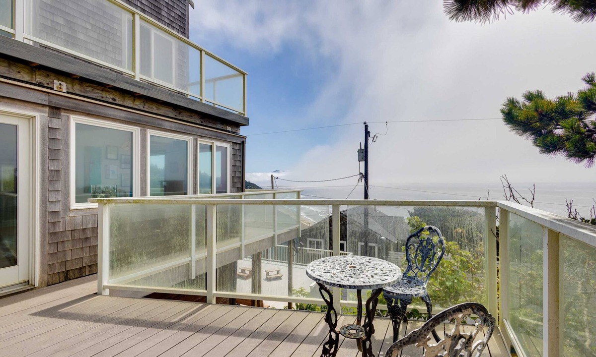 Oceanside House | Spacious dog friendly home with ocean views sauna wood stove and WIFI
