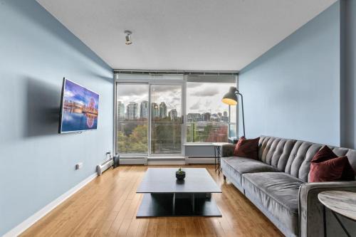 Crosstown Apartment | Spacious Downtown 1BR with Air Conditioning Pool Gym Free Parking