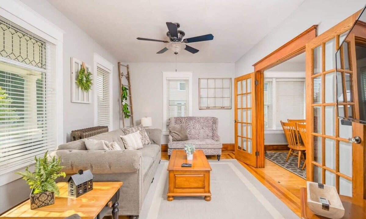 Appleton House | Spacious Downtown Character Home 4 bedroom 3 bath