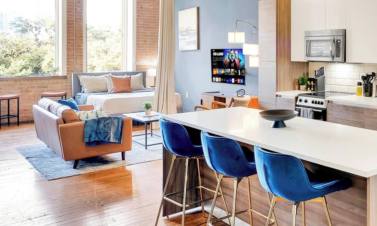 Downtown Dallas Apartment | Spacious Downtown Loft I Walk to Conv Ctr I parking