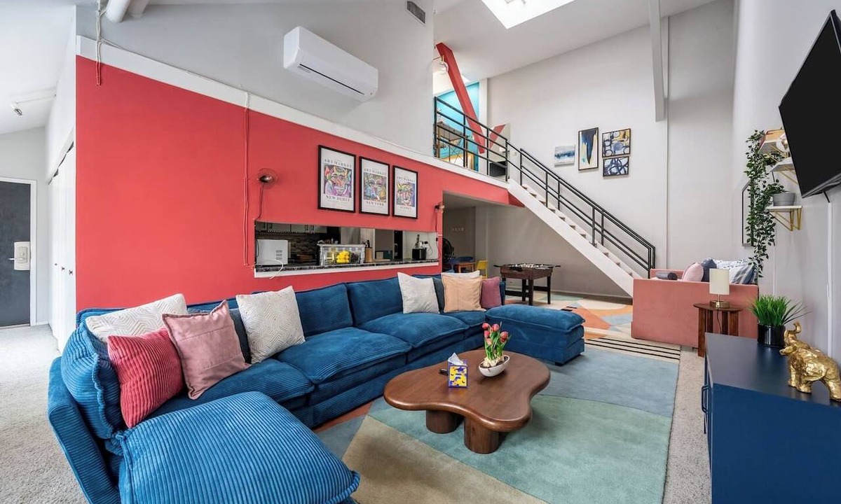 Printers Row Apartment | Spacious Downtown Penthouse | vintage, balcony&gym