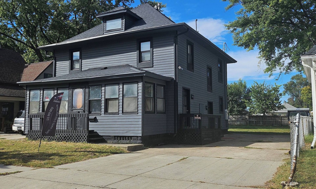 Des Moines House | Spacious Duplex by Fairgrounds & Downtown/Fire Pit