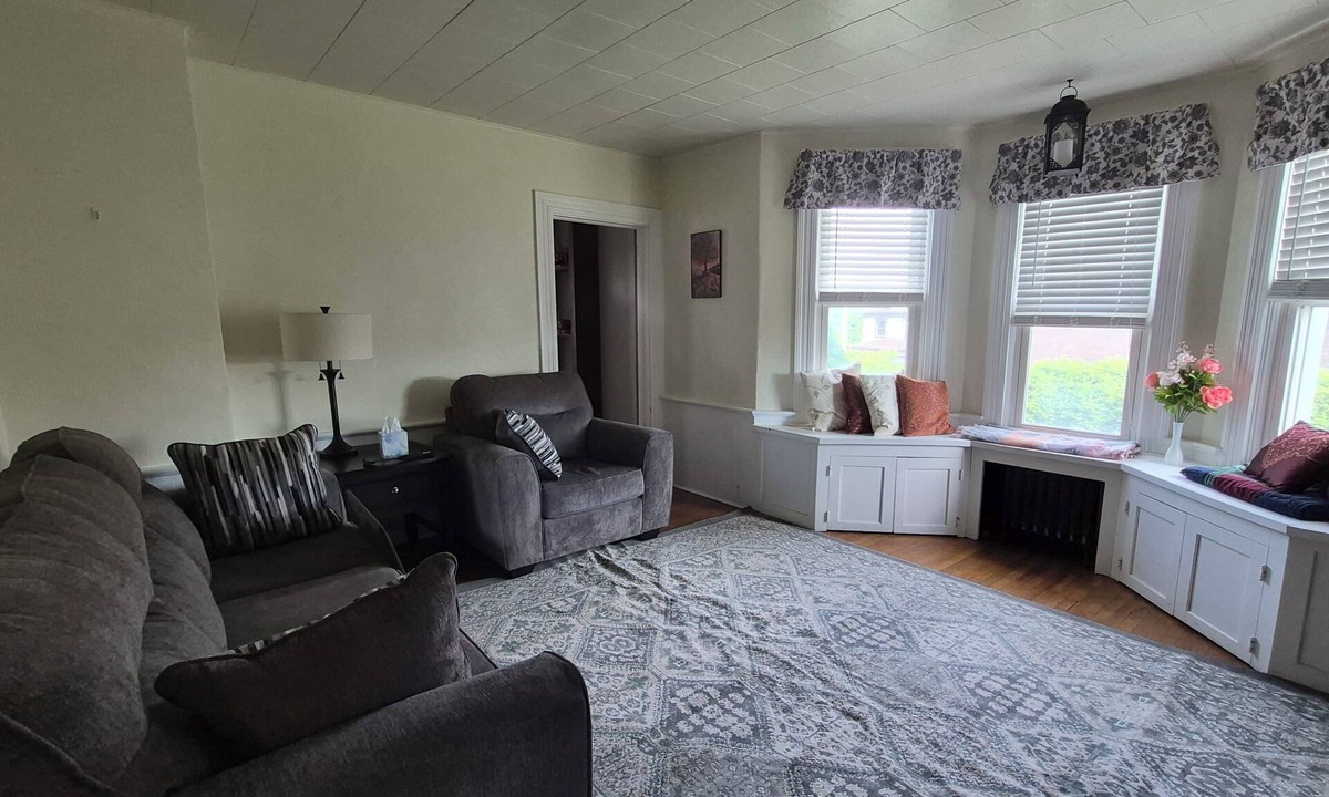 Ebensburg House | Spacious duplex in the heart of historic district