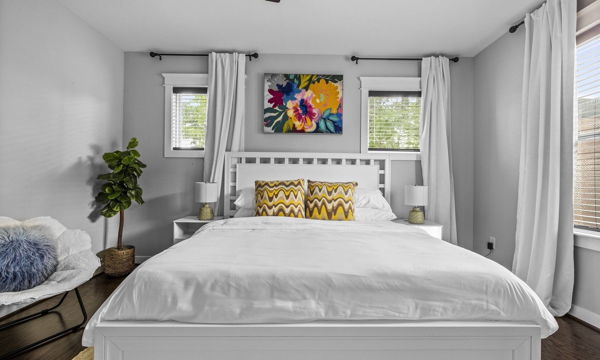 City Center House | Spacious Duplex, Near VCU, 5 Free Parking, Fenced