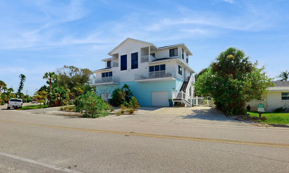 Englewood Condo | Spacious Duplex with two kitchens, W/D, and WiFi throughout