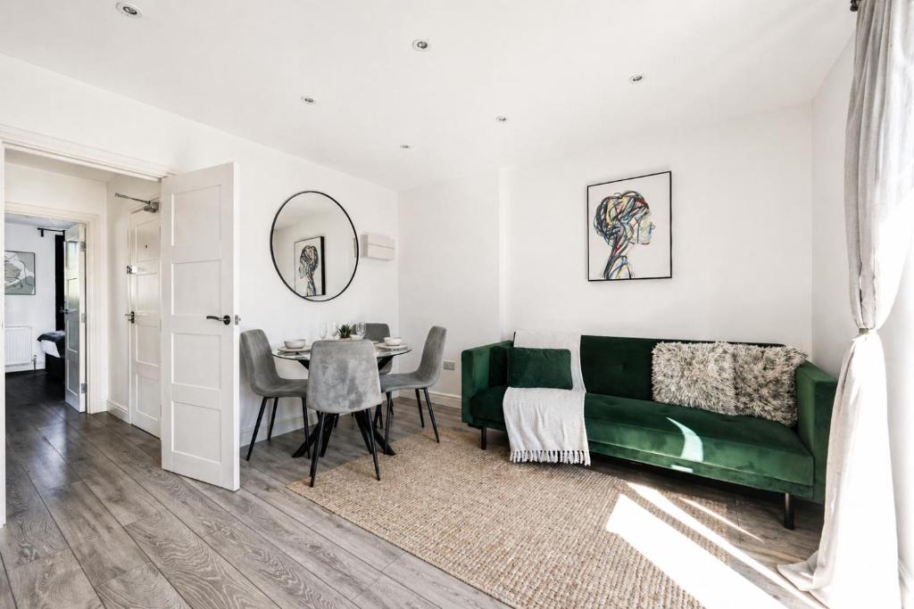 Ealing Apartment | Spacious Ealing Broadway 1Bed Flat - Terrace & Near Tube