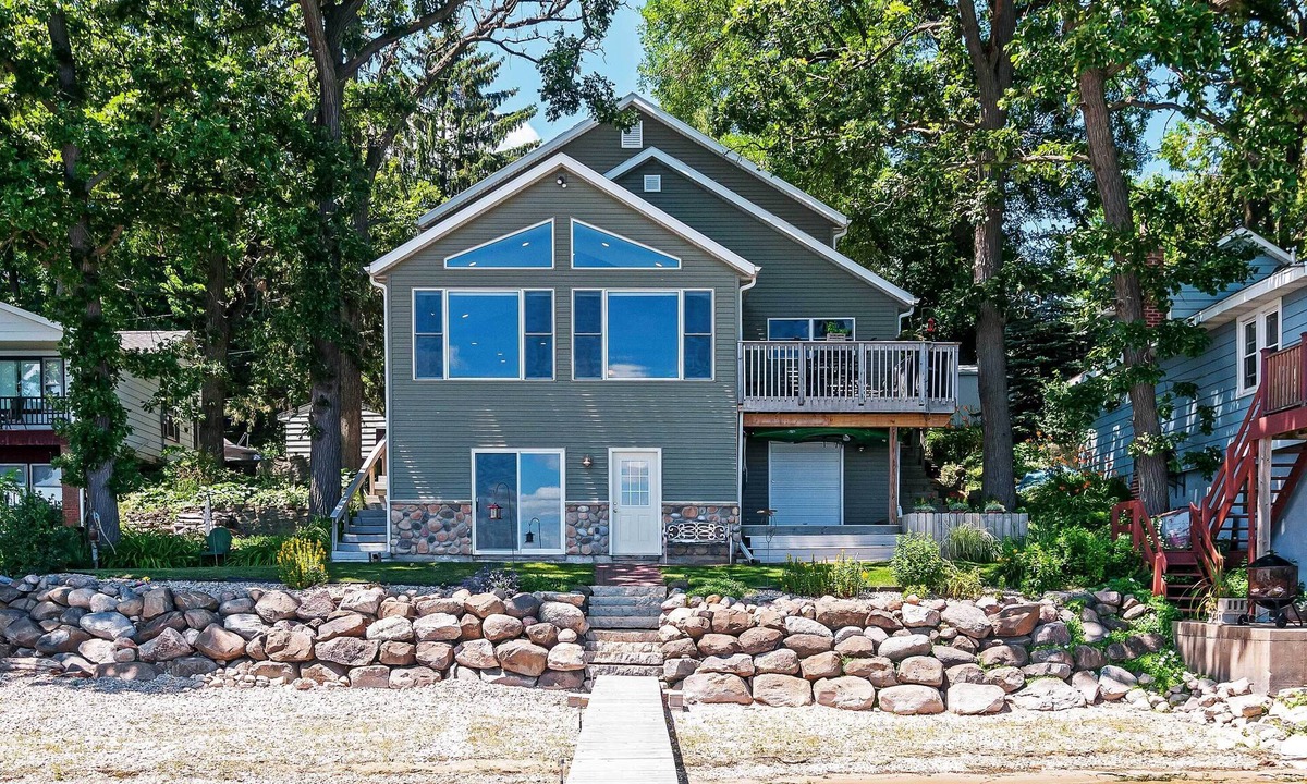Lake Koshkonong Cottage | Spacious Edgerton Home w/Private Beach & Views!