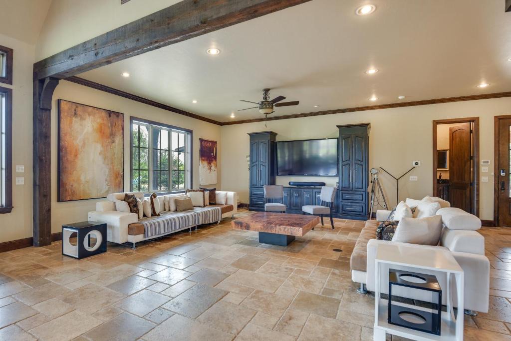Edmond Apartment | Spacious Edmond Vacation Rental w/Hot Tub!
