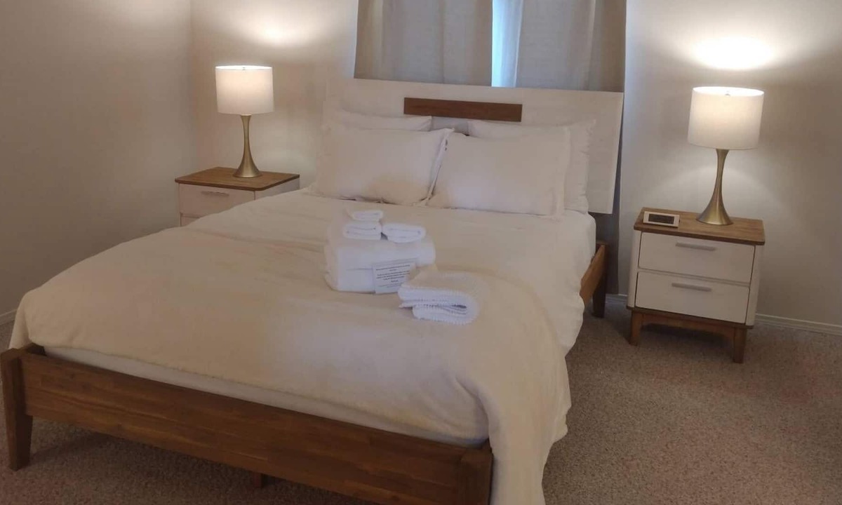 West Edmonton House | Spacious/Elegant house by West Edmonton Mall