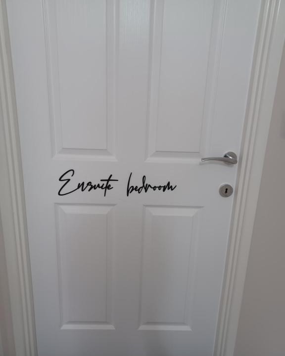 Oldham House | Spacious Ensuite King Room Private Neighbourhood Free Parking Space