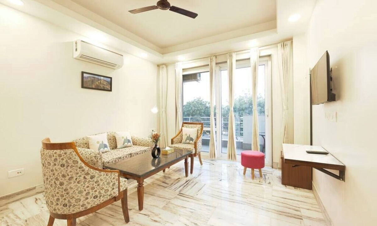 Sushant Lok Apartment | Spacious executive suite with bathtub & balcony
