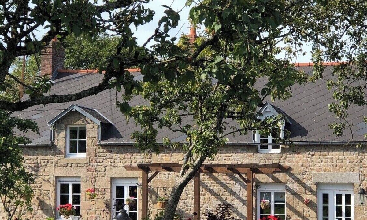 Sourdeval House | SPACIOUS Family Farmhouse in 3 ACRES with STUNNING VIEWS, EXCLUSIVE USE.