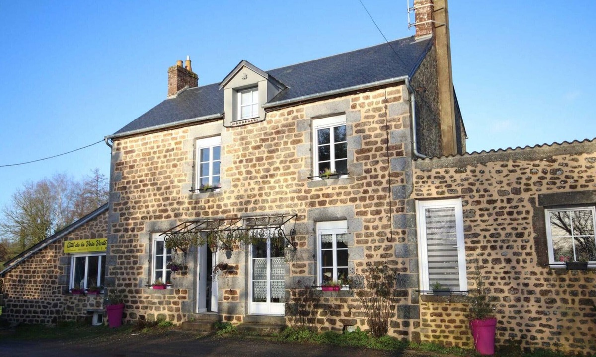 Dompierre Cottage | Spacious family house with garden and pets allowed near the greenway