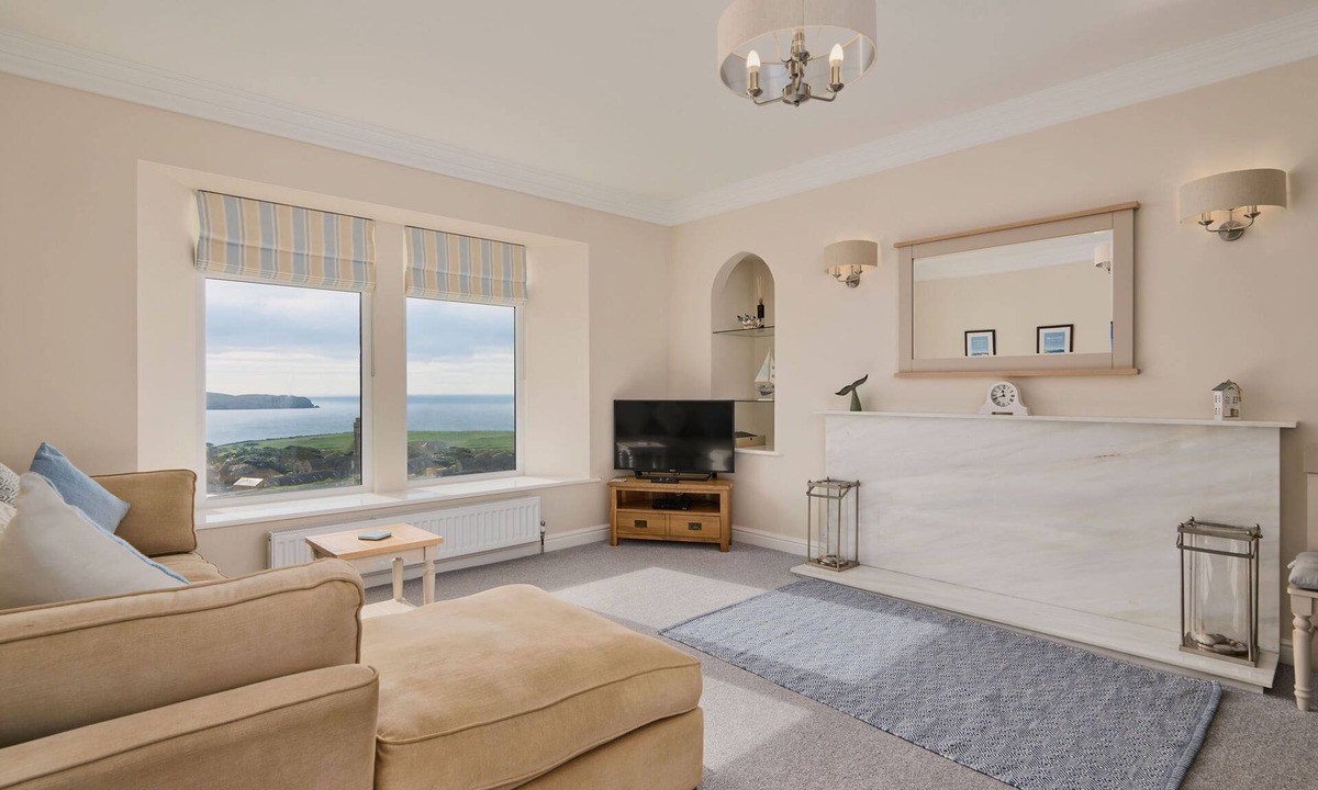 Burgh Island Apartment | Spacious flat: stunning views, close to beaches and pub - family & dog friendly