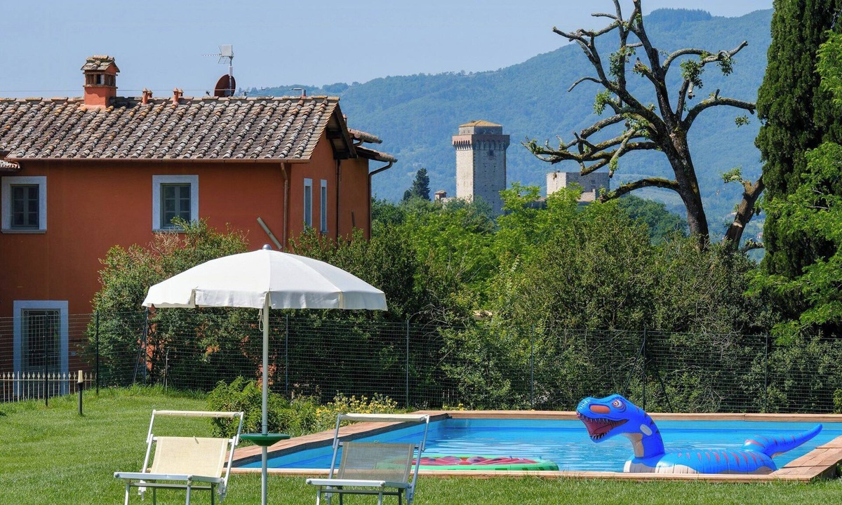 Reggello Apartment | Spacious flat with castle view in Tuscany