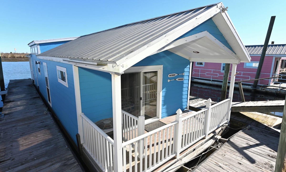 Historic Downtown Apalachicola Boat Rental | Spacious Floating Condo on the water with upscale amenities New Water Filtration