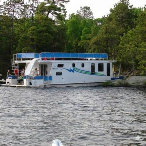 Babbitt Boat Rental | Spacious Floating Mansion - House Boat - Largest Floating Lodge - Sleeps 12 - Fast Wi-Fi HB06