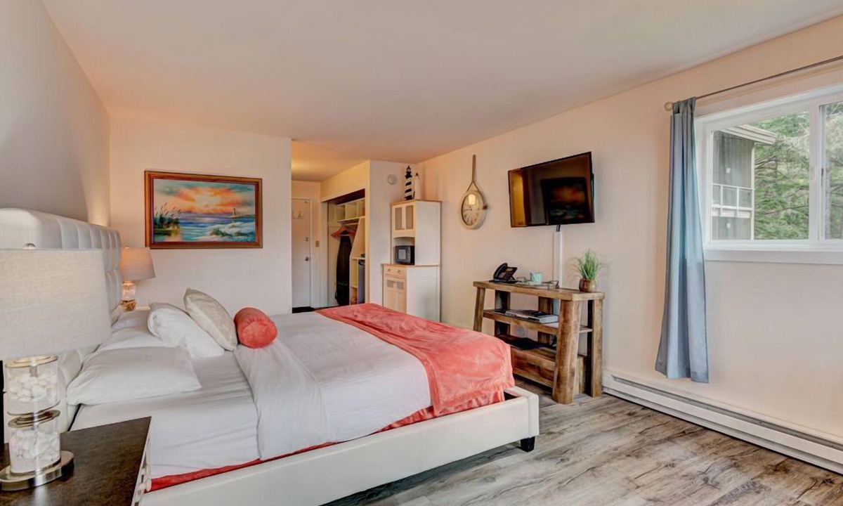 Otter Rock Hotel | Spacious Forest-View Suite with Balcony
