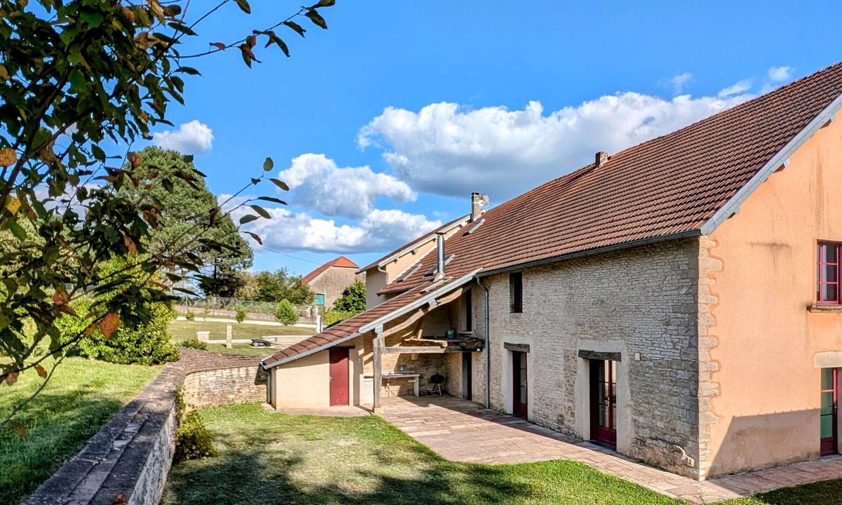Dampierre-sur-Linotte Cottage | Spacious house near Vesoul with fireplace, ideal for families