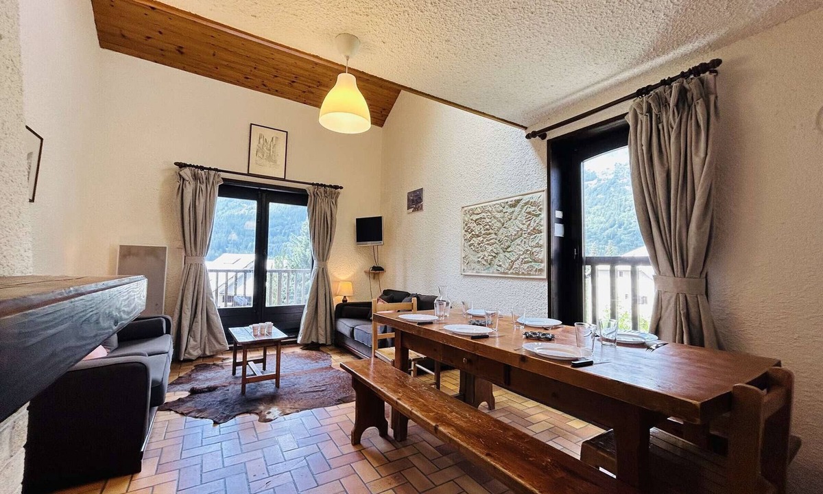 Monetier-les-Bains Apartment | Spacious Triplex 4 rooms, sleeps 7, near slopes, parking, quiet