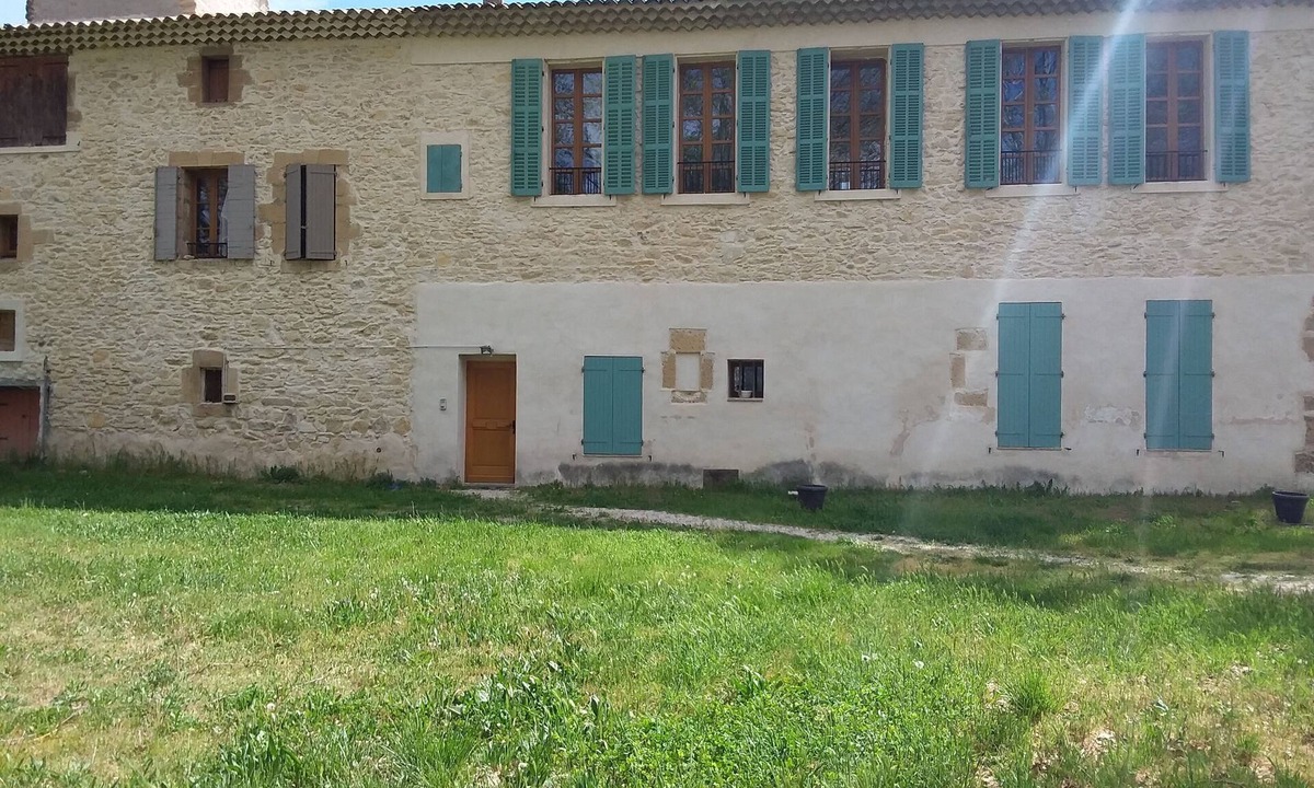 Peyrolles-en-Provence Apartment | Spacious renovated apartment in agricultural building