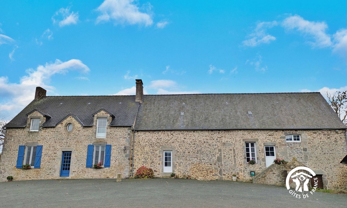 Saint-Aubin-du-Desert Cottage | Spacious countryside cottage with fishing pond