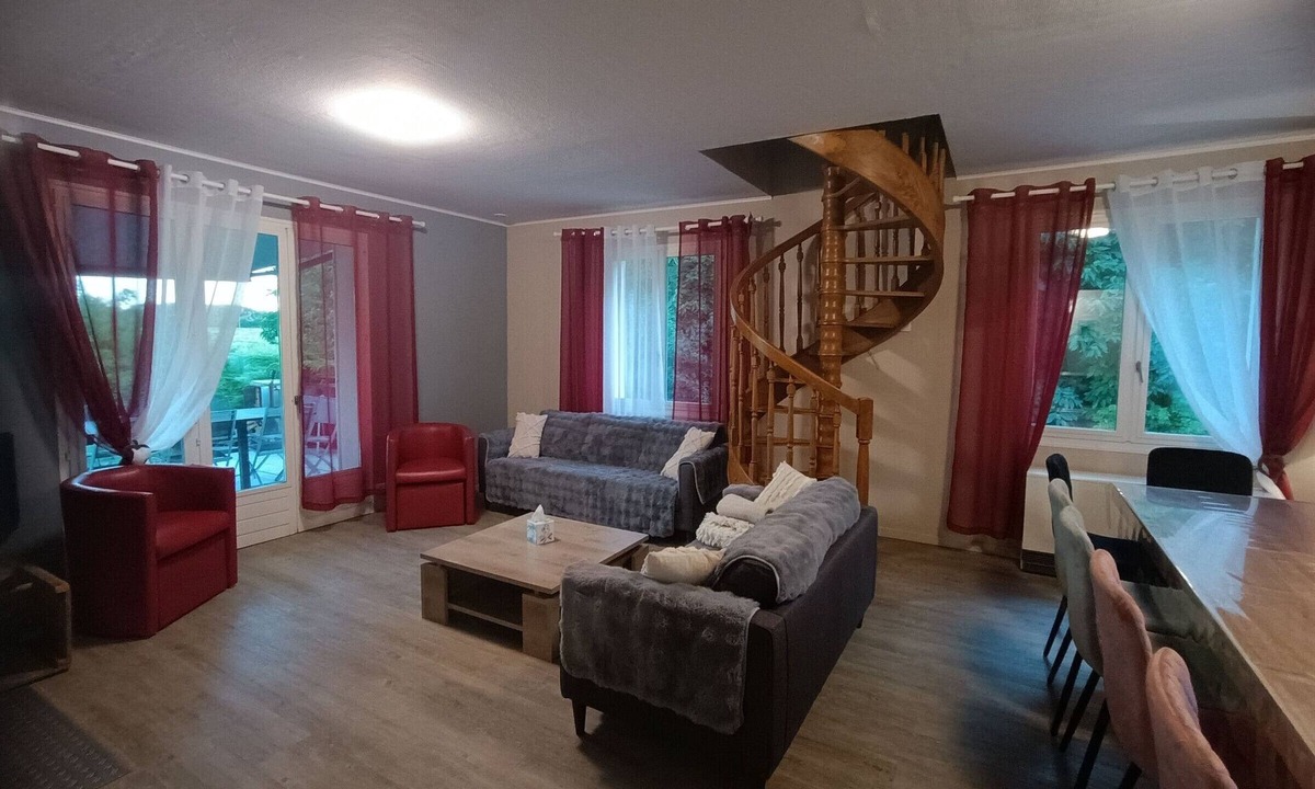 Saint-Jean-de-la-Motte Cottage | Spacious Retreat with Tennis Court, Games Room, and Modern Amenities in a 20,000 m² Enclosed Woods