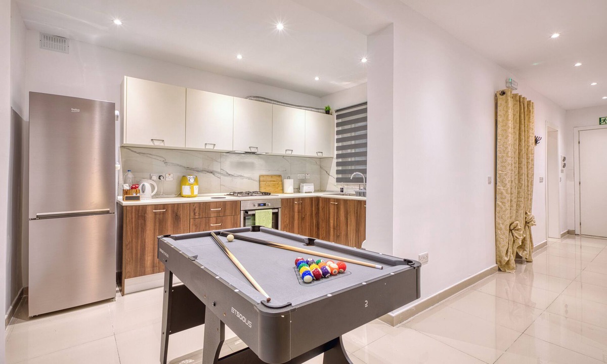 Ta' Xbiex Apartment | Spacious, Fully Equipped 3BR Apartment with AC, WiFi, Pool Table - Central Area