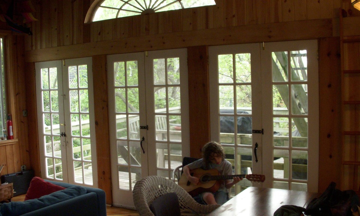 Davis Park House | Spacious Fun House Available September 2026